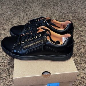 Clarks Women’s Nalle Lace Sneaker Black Leather/Black Sole NEW Size 7.5 New